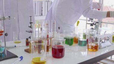 Hastanede tekerlekli sandalyede oturan hasta, yaşlı, Asyalı yaşlı bir adam ve ona tıbbi tedavi öneren kadın doktor..