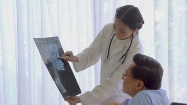 Asiática Médico Mujer Consejos Sobre Radiografía Película Anciano Anciano Anciano — Vídeo de stock