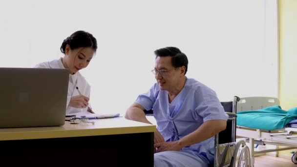 Ασιάτισσα Γιατρός Δίνει Συμβουλές Ηλικιωμένους Ηλικιωμένους Ηλικιωμένους Ηλικιωμένους Ασθενείς Κάθονται — Αρχείο Βίντεο