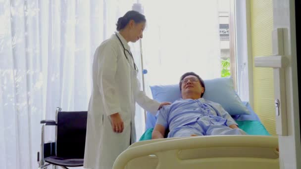 Sjuk Äldre Asiatisk Senior Man Vilar Sjukhussäng Med Läkare Förslag — Stockvideo
