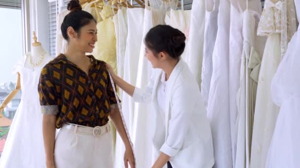 Stylist Aziatische Vrouw Jong Meisje Zijn Het Meten Kiezen Van — Stockvideo