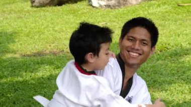 Baba ve oğul açık hava parkında karate salonunda birlikte takılıyorlar..