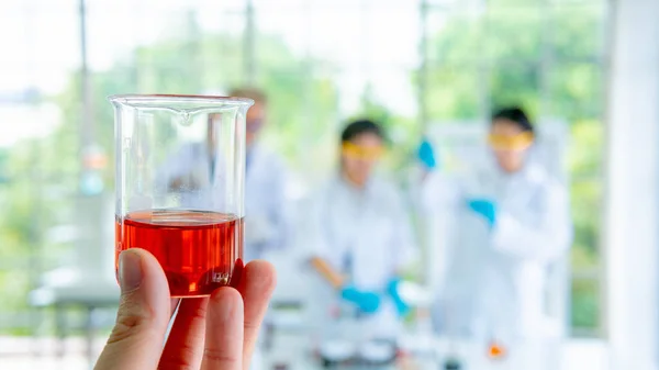 Wetenschappelijk Onderzoek Chemische Vloeistof Beaker Glazen Buis Bij Hand Met — Stockfoto