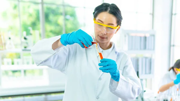 Wissenschaftler Labor Forscherinnen Weißen Kittel Betrachten Die Prüfung Chemischer Flüssigkeit — Stockfoto