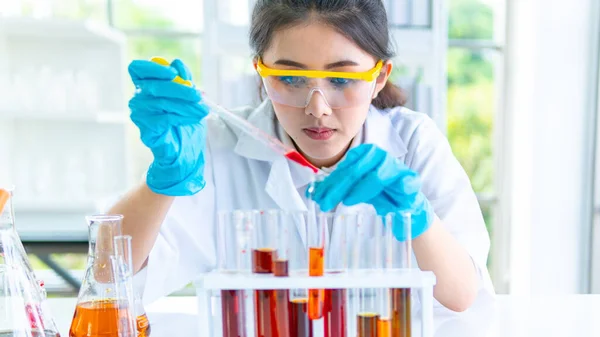 Professor Vrouw Onderzoeker Witte Jurk Bereidt Het Testen Van Chemische — Stockfoto