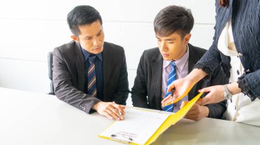 Patron işadamı toplantı odasında sözleşme imzaladı..