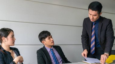 Saldırgan patron işadamı toplantı odasında personel ve yırtık belge dosyasından şikayet etti.