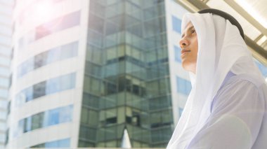 Arap adam standları ve ileri de açık şehir alanı sabah güne bak