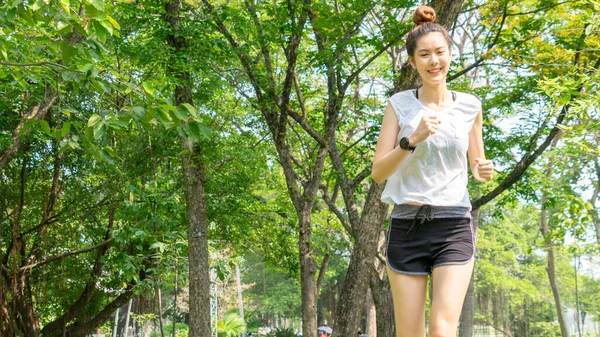 스포츠 운동을 하거나 정원에서 운동을 전에는 따뜻하게 아시아의 귀여운 건강하고 — 스톡 사진