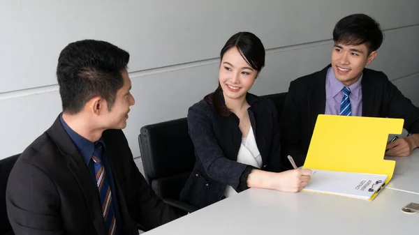 Jeune Femme Affaires Signer Document Contractuel Partenaire Affaires Dans Salle — Photo