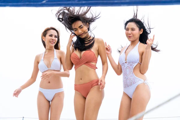 Sexy Hermosa Grupo Asiático Modelo Joven Dama Bikini Bailando Barco — Foto de Stock