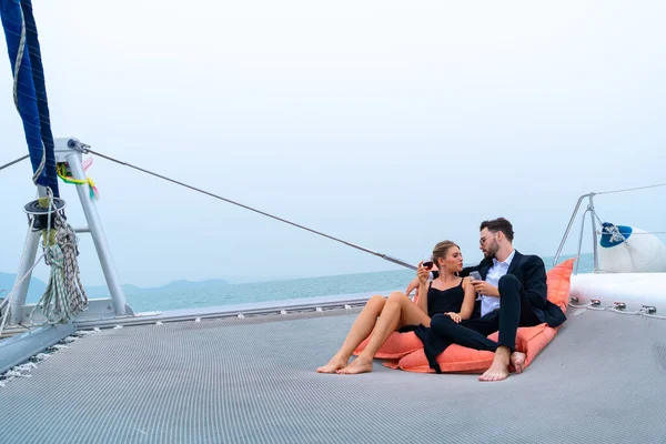 Luxus Entspannende Paar Reisenden Schönem Kleid Und Suite Sitzen Auf — Stockfoto