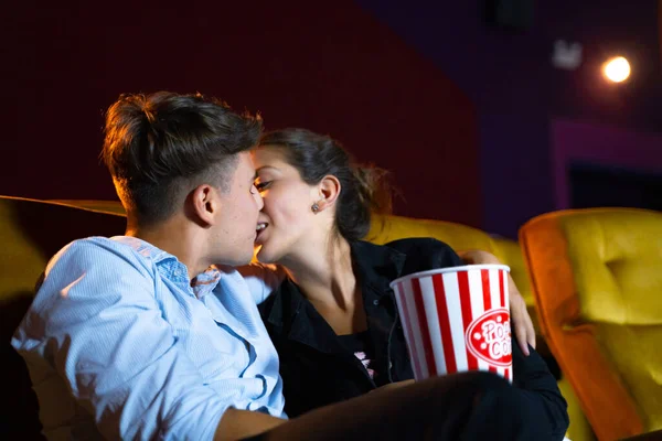 Young Couple People Kissing Movie Theater Hand Holding Snack Bucket — Stock Photo, Image