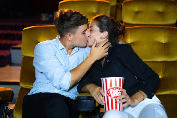 Jovens Casais Beijando Cinema Mão Segurando Balde Lanche Jogar Pipocas — Fotografia de Stock