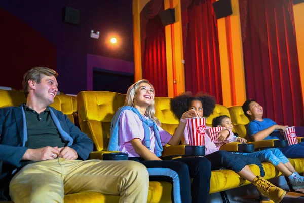 Люди Детьми Смотрят Кино Чувствуют Себя Счастливыми Кинотеатре Концепция Группового — стоковое фото