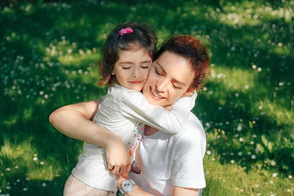 Mutlu aile, anne kızı hugs..