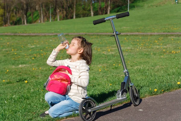 Scooter kızla biraz su içiyor.