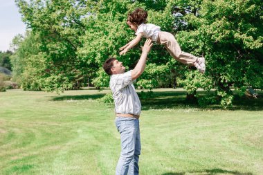 Baba ile onun kızı atar onu çalış ve yakalar.