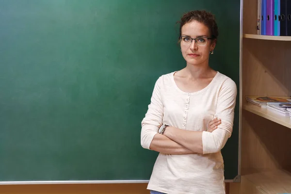 Bir kadın öğretmen Okulu blackboard yakınındaki portresi