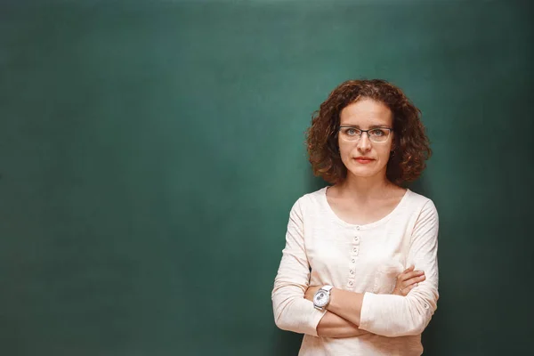 Bir kadın öğretmen Okulu blackboard yakınındaki portresi