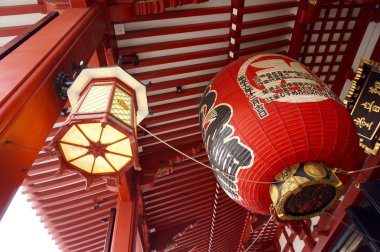 İki kırmızı fener