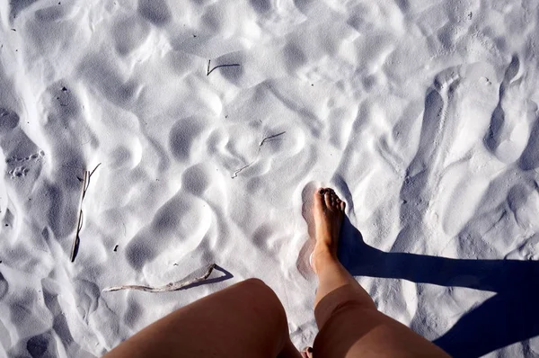 Marcher sur le sable blanc — Photo