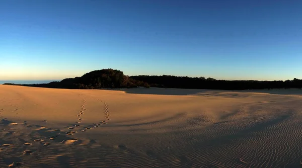 Zonsondergang over de zandduinen bij Fraser Island — Stockfoto