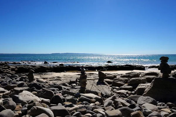 Pebble stapels op het strand, Noosa — Stockfoto