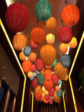 Renkli asılı lambalar