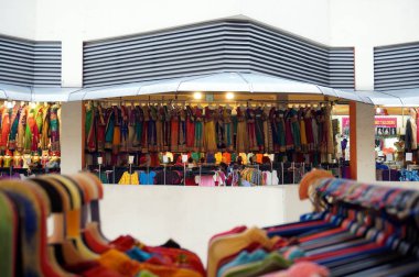 renkli elbise asılı 