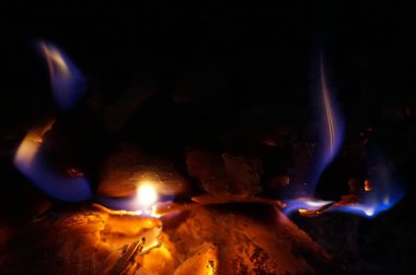 Karanlıkta yanan şömine