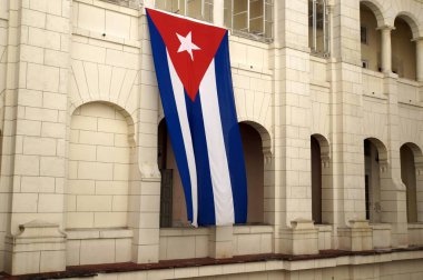 Küba bayrağı asılı