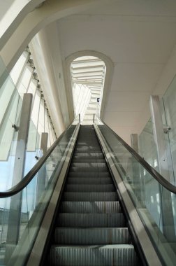 Elektrik merdiven, yol