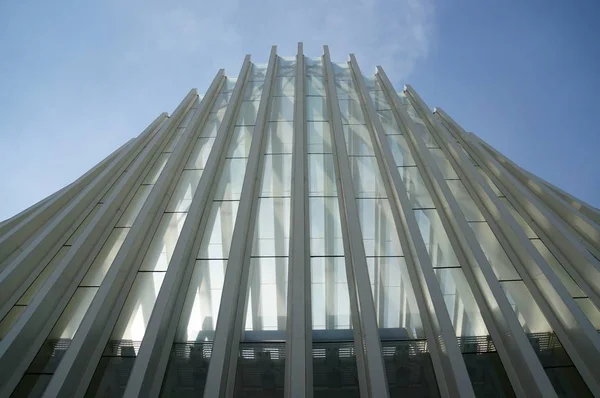 Известный испанский архитектор Сантьяго Калатрава, известный своим стремлением реализовать движение в форме своих зданий и сооружений, является дизайнером станции Mediopadana TAV в Реджо-Эмилия — стоковое фото