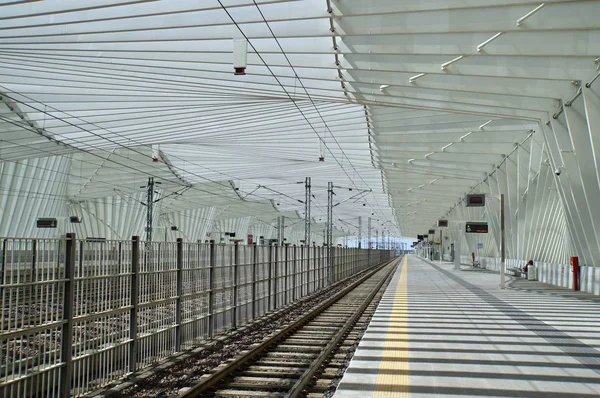 Inne i Mediopadana stationen i Reggio Emilia — Stockfoto