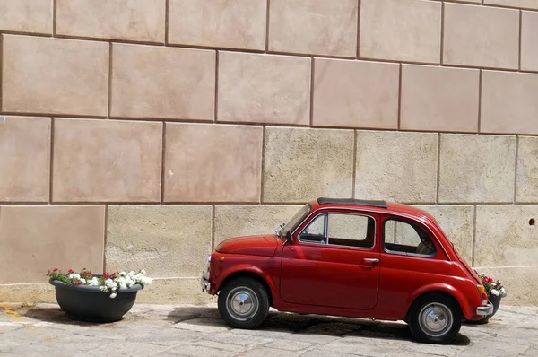 Roter italienischer Oldtimer geparkt — Stockfoto