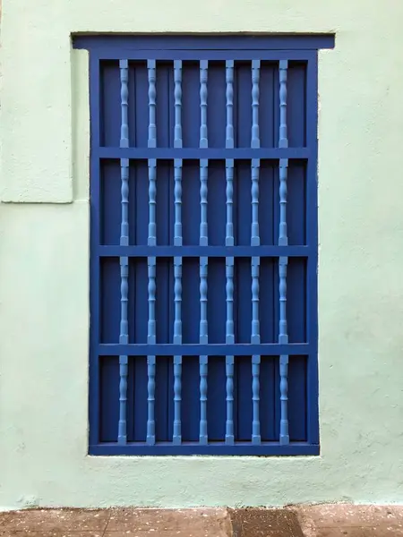 Hawana, okna w kolorze niebieskim — Zdjęcie stockowe