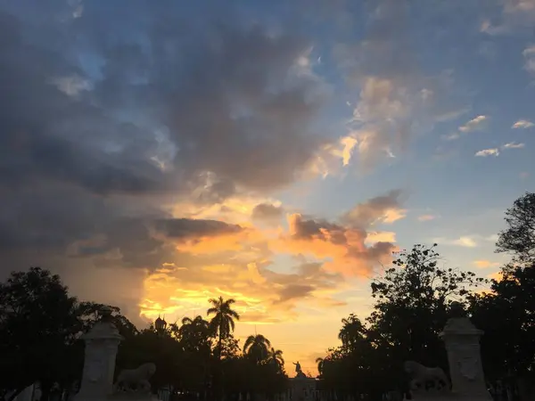 Himmel bei Sonnenuntergang nach dem Regen — Stockfoto