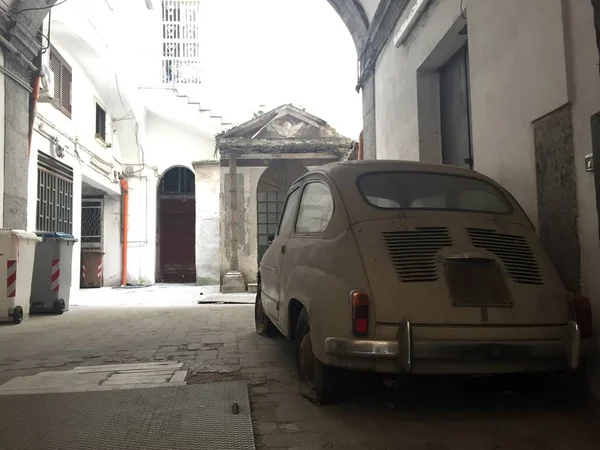 Vintage car in the streets of Naples — Stock Photo, Image