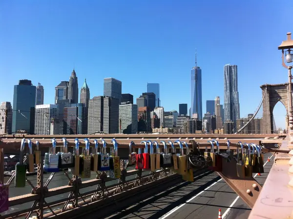 Liebesschlösser auf der Brücke von Brooklyn, nyc — Stockfoto