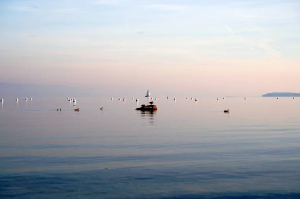 Lago Garda vista ao pôr do sol — Fotografia de Stock