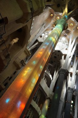 Barcelona'da Sagrada Familia iç sütunları ışık oyunları