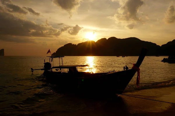 Longtail łodzi na zachodzie słońca — Zdjęcie stockowe