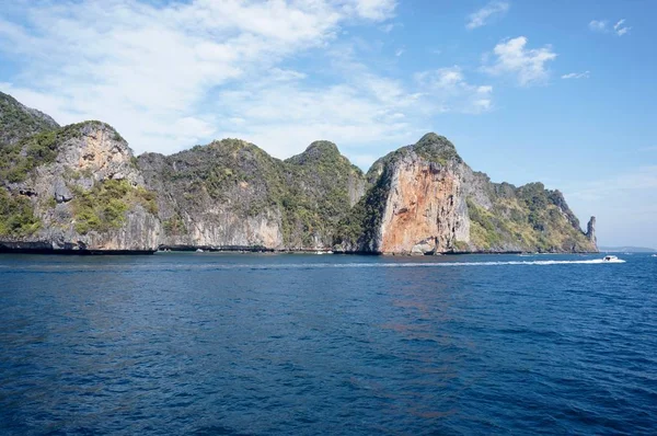 Barco Longtail em Phi Phi Island — Fotografia de Stock