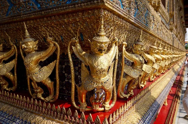 Gouden decoratie details in het Grand Palace in Bangkok, Thailand — Stockfoto