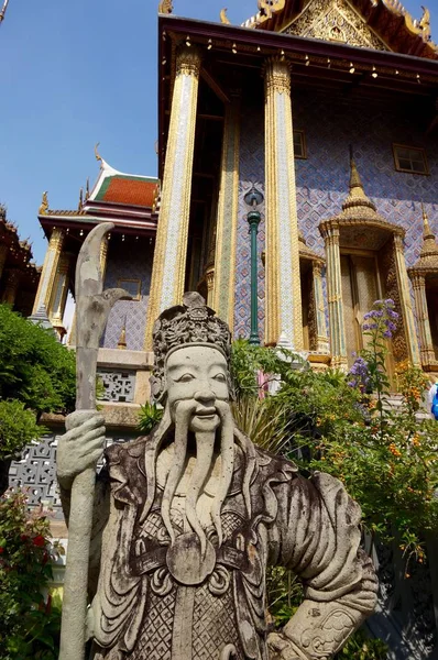 Decoratieve standbeeld in het Grand Palace in Bangkok — Stockfoto