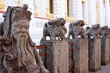 Bangkok Wat Arun tapınağında heykeller