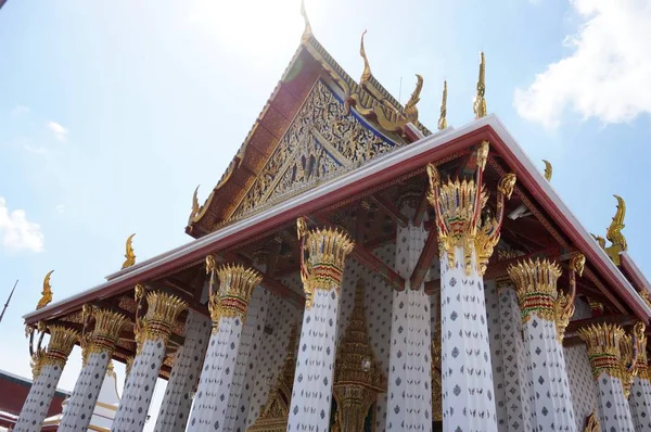 Kolommen en architectuur aan de Wat Arun tempel in Bangkok — Stockfoto