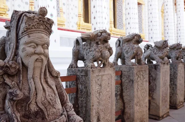 Beelden op de Wat Arun tempel in Bangkok — Stockfoto