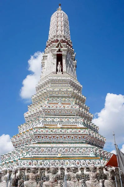 Ступа и статуя в храме Ват Арун в Бангкоке — стоковое фото